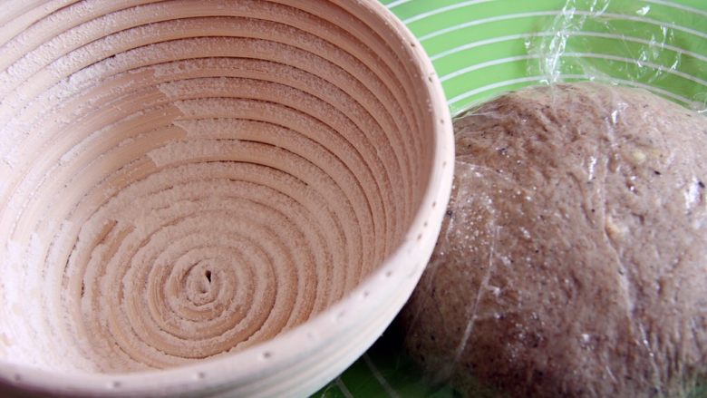 香蕉巧克力全麦面包,藤篮筛一些高筋粉，防止发酵后粘住。