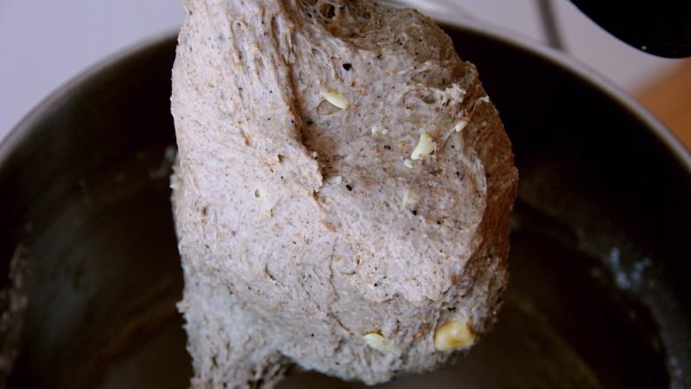 香蕉巧克力全麦面包,继续搅拌20分钟，面团已经可以出膜了。