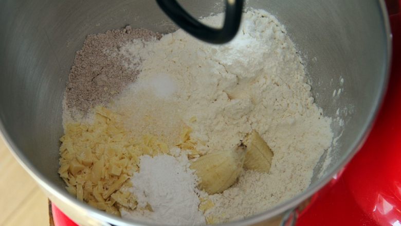 香蕉巧克力全麦面包,除芝麻核桃，黄油外都放入厨师机内。