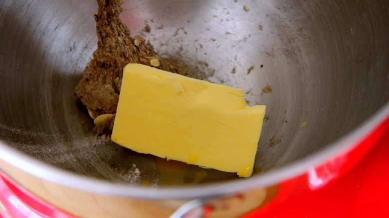 香蕉巧克力全麦面包,搅拌均匀后加入黄油。
