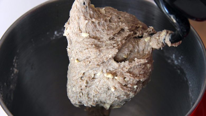 香蕉巧克力全麦面包,20分钟后检查面团揉的状态，是湿还是干，可以补救。