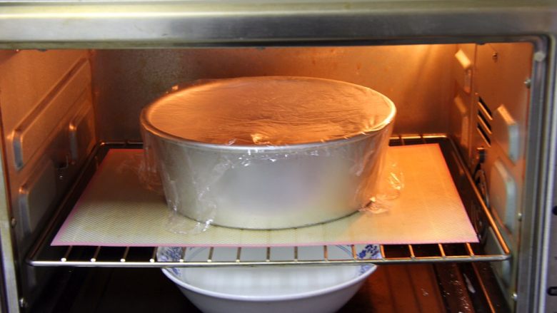 香蕉巧克力全麦面包,烤箱发酵档，烤箱底部放一碗热水，模具送入烤箱发酵60分钟，中间换热水一次。