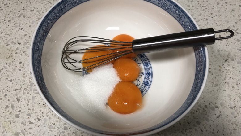 旅行青蛙蛋糕卷,【蛋糕卷】鸡蛋分离蛋黄和蛋清，蛋黄内倒入20g细砂糖，搅打均匀