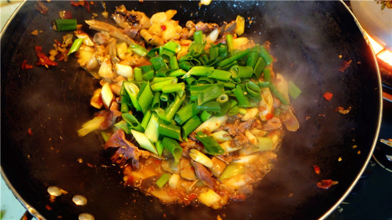 爆炒鸡杂,放入葱绿翻炒，放入少许鸡精，翻匀，起锅。
