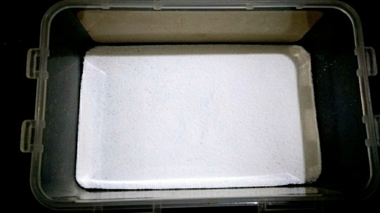 低脂燕麦雪花酥~简易版,乐扣盒底下平铺一层奶粉。