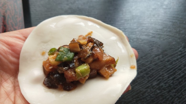 年夜饭  黑木耳香菇馅煎饺,饺子皮边缘抹上清水，放肉馅，六分满。