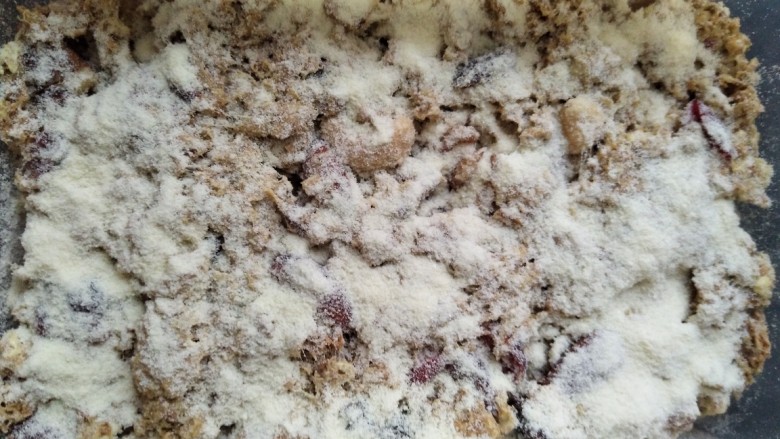 低脂燕麦雪花酥~简易版,趁热再平铺一层奶粉，自然晾凉。