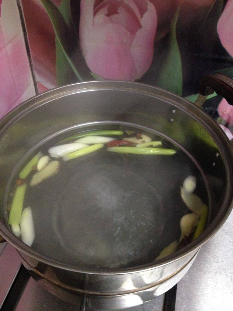 Q弹肉嫩――豉油白切鸡,一大锅水里放入葱段、姜片、蒜瓣和香料，煮开10分钟。