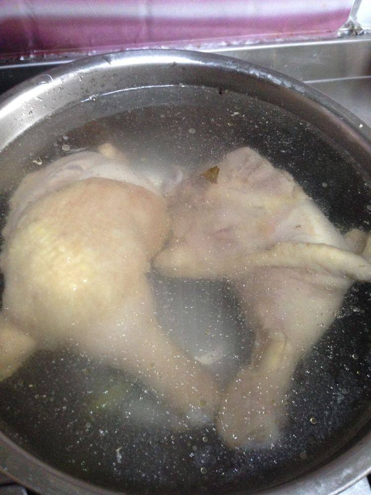 Q弹肉嫩――豉油白切鸡,把鸡腿捞出放在冷开水中浸泡至完全冷却。捞出控干水分