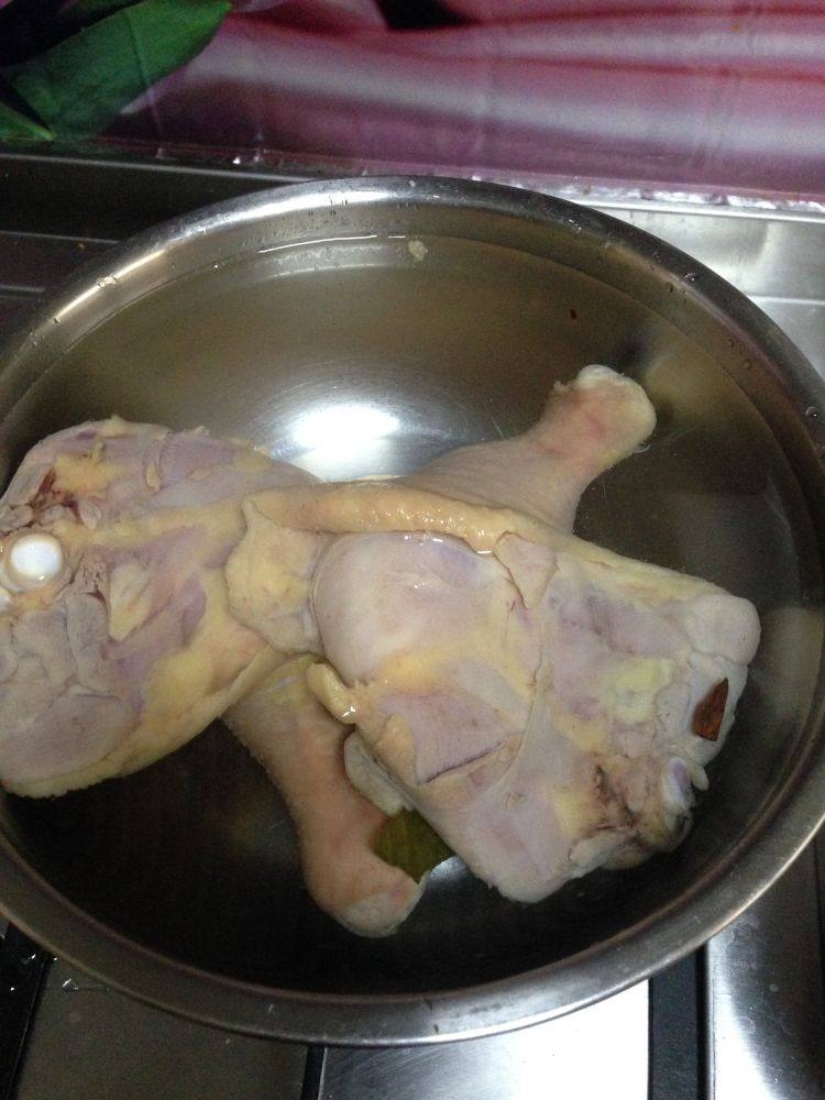 Q弹肉嫩――豉油白切鸡,迅速放入冰水中至凉