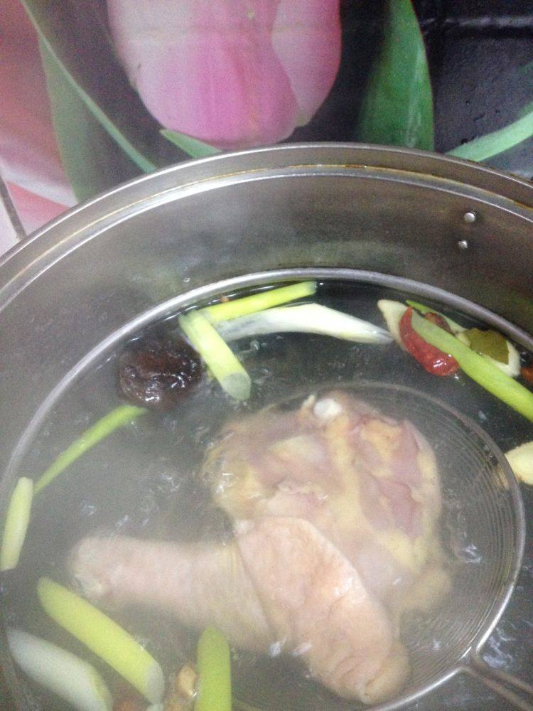 Q弹肉嫩――豉油白切鸡,大火，把腌好的鸡腿放入锅内汆烫5秒钟