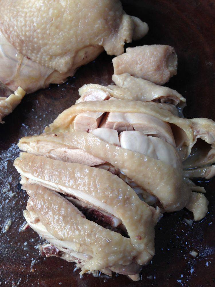 Q弹肉嫩――豉油白切鸡,鸡皮抹上香油，然后鸡肉斩成适合的块