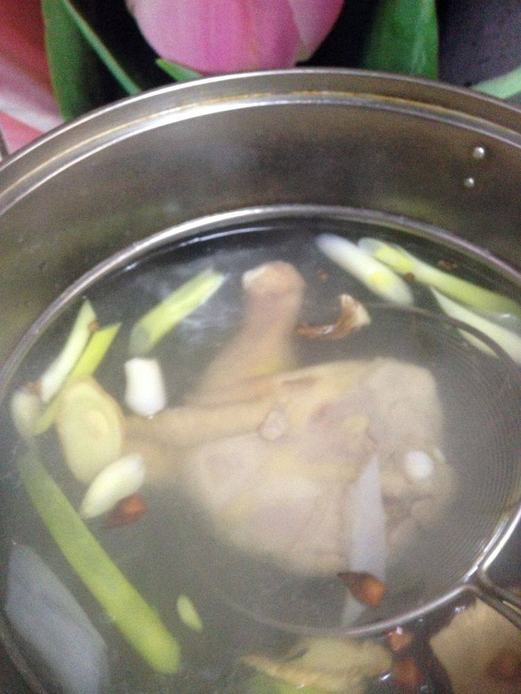 Q弹肉嫩――豉油白切鸡,再次用同样的方法把鸡腿放入开水锅内，汆烫5秒后放入冰水中，如此重复3次