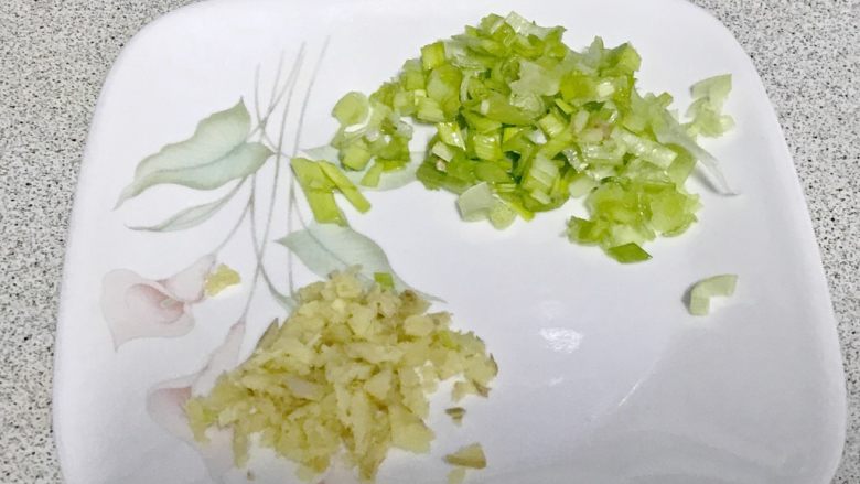 酸菜杂绘,葱和姜都切成末。