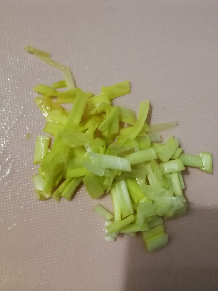 韭黄虾仁煎饺,剪成小段。