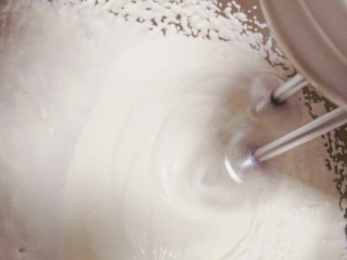 抹茶千层,淡奶油加入点细砂糖打发