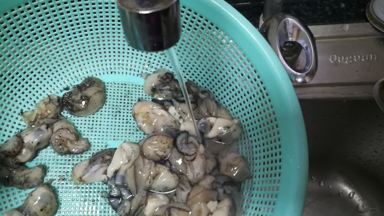紫菜豆腐海蛎酸辣汤,水,一定要小小的,不然海蛎会被冲烂,杂物也洗不掉