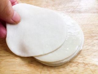做年货 二月二龙抬头 春饼卷合菜,然后在刷过油的饺子皮上再放一张饺子皮。