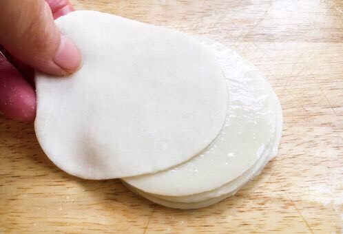 做年货 二月二龙抬头 春饼卷合菜,然后在刷过油的饺子皮上再放一张饺子皮。