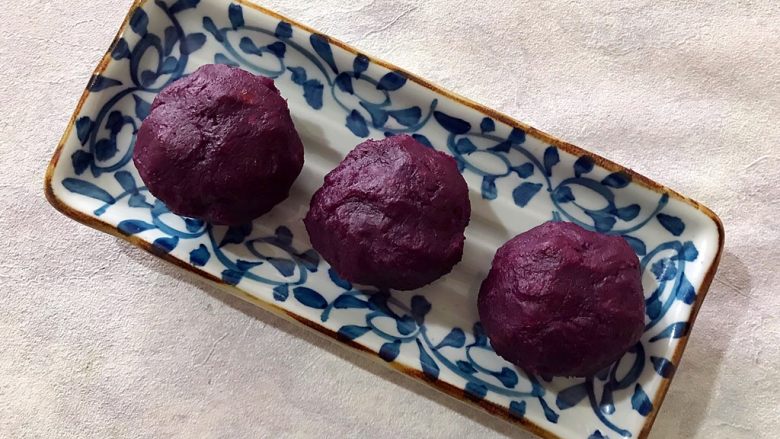 年夜饭の紫气东来～蔓越莓芝心紫薯球,搓成球形