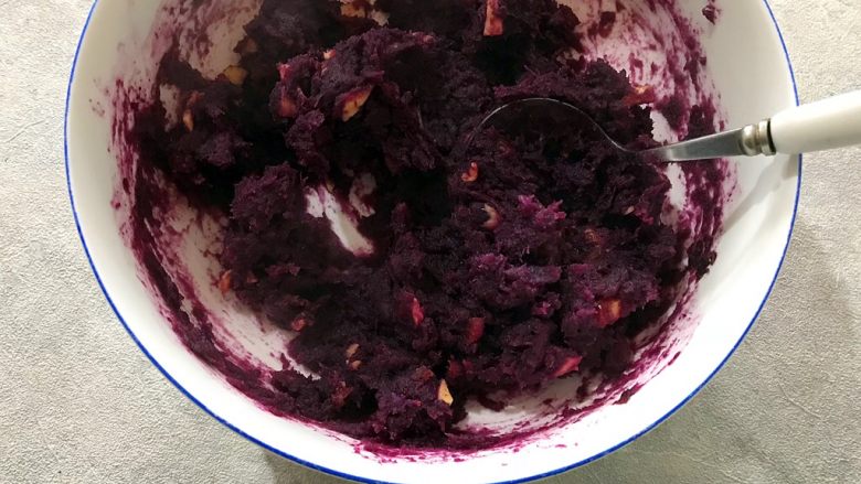 年夜饭の紫气东来～蔓越莓芝心紫薯球,搅拌均匀