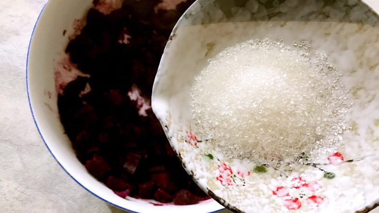 年夜饭の紫气东来～蔓越莓芝心紫薯球,紫薯蒸熟了，趁热加入细砂糖