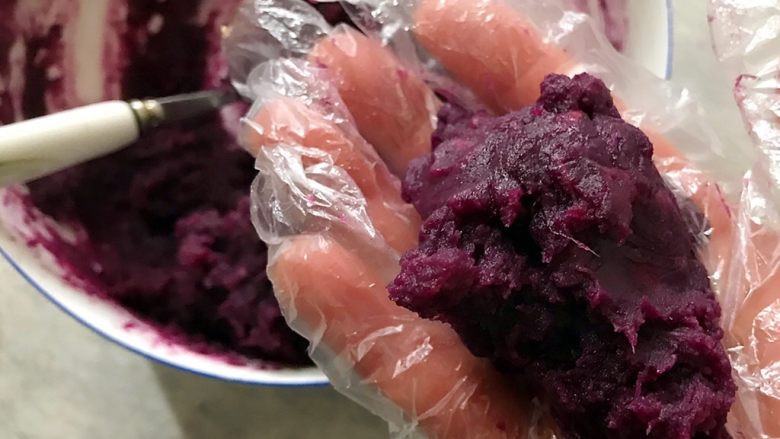 年夜饭の紫气东来～蔓越莓芝心紫薯球,戴上一次性手套，取适量紫薯泥
