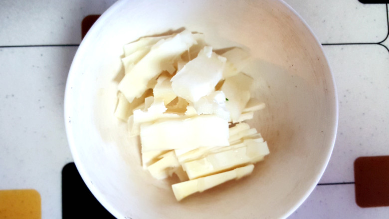 三林肉皮汤,竹笋切片。