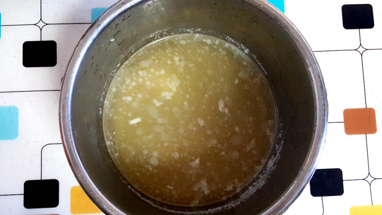 三林肉皮汤,熬制一碗小排汤。