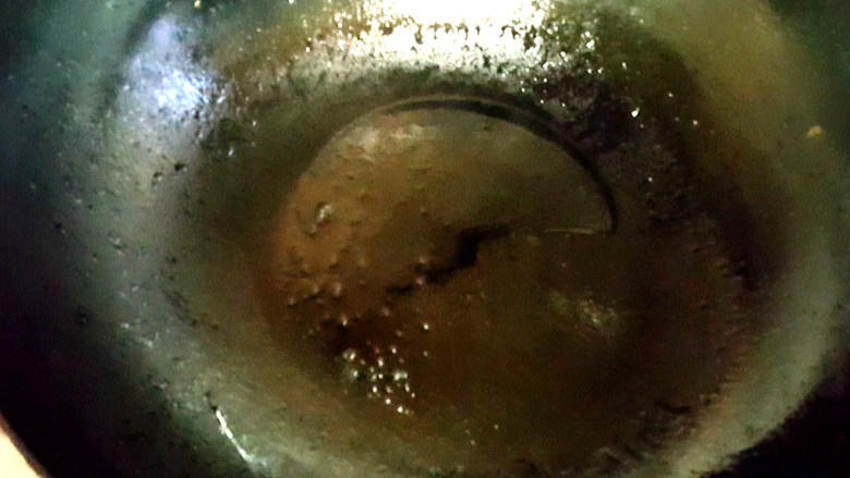 三林肉皮汤,锅中放油，待油热了。