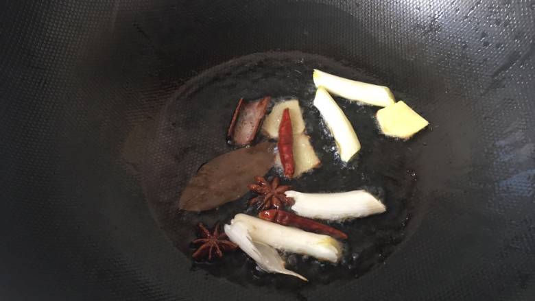 黄豆酱猪蹄,热锅凉油炒香香料和葱姜