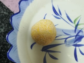 简单易学还喷喷香的南瓜麻饼,放在盘子里。
