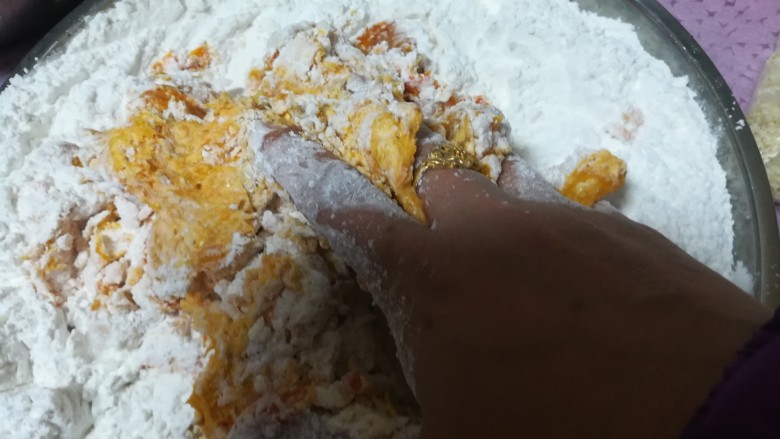 简单易学还喷喷香的南瓜麻饼,把南瓜和糯米粉混合，用手揉匀，搓成团。