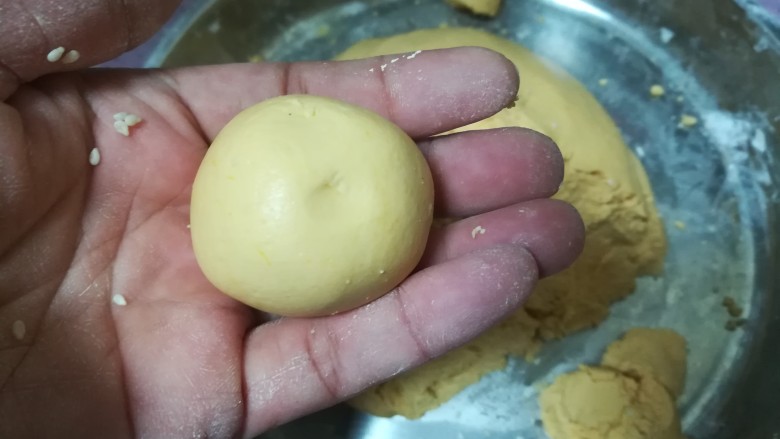 简单易学还喷喷香的南瓜麻饼,把面团揪成大小合适的剂子，搓圆。