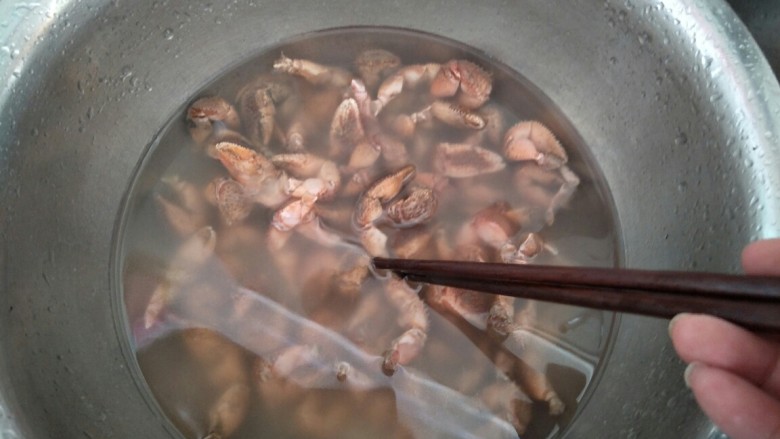 麻辣蟹钳,把蟹钳放在盆中，用筷子使劲搅拌。