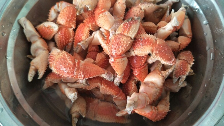 麻辣蟹钳,捞出焯好水的蟹钳备用。