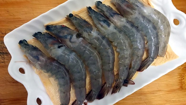 年夜饭の富贵荣华～腐皮蒸大虾,将大虾如图所示，码在腐皮上面