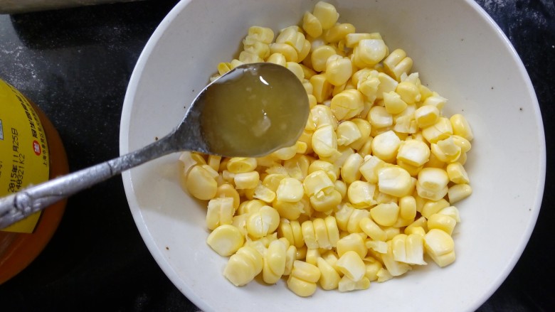 仿真玉米包,加入两勺蜂蜜。