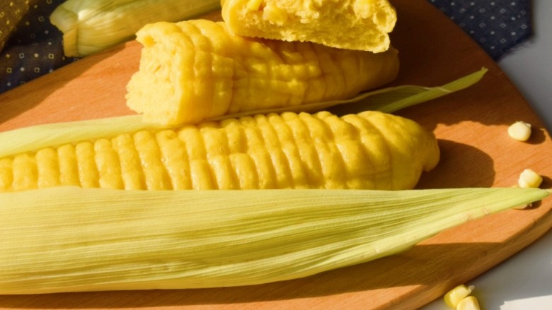仿真玉米包,以假乱真的玉米包做好了，颜色金黄，咬一口软，香，甜。