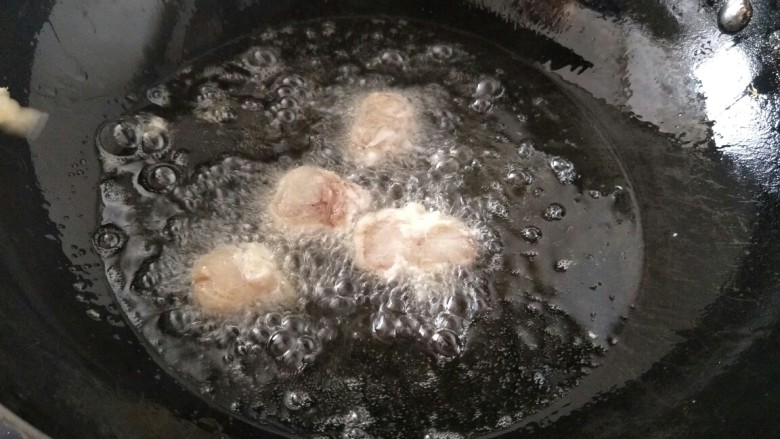 香炸安康鱼,锅里放油加热后放入安康鱼块。