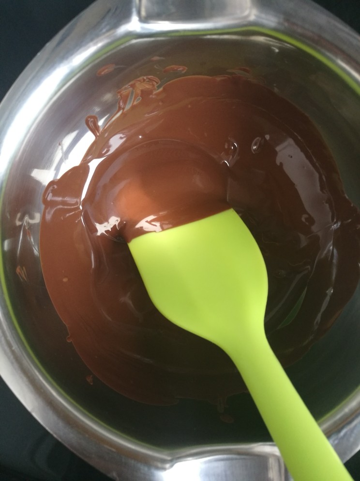 情人节必备巧克力淋面慕斯, 巧克力融合水融化。加入到蛋白混合物中。