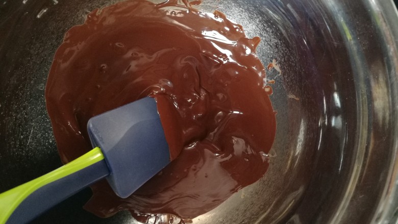 情人节必备巧克力淋面慕斯,制作巧克力炸弹面糊，巧克力隔水至完全融化
