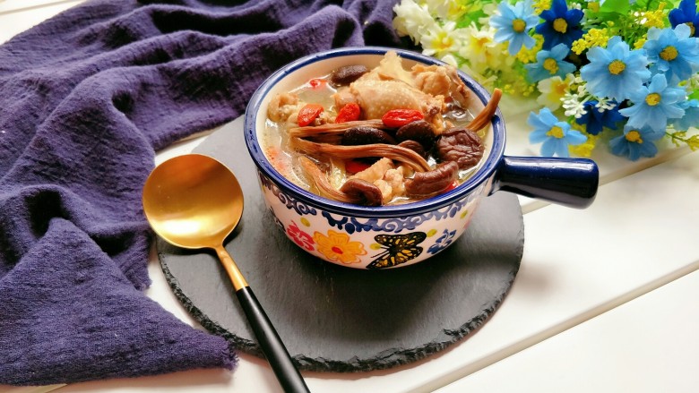 茶树菇鸡架汤