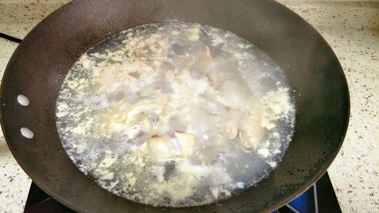 茶树菇鸡架汤,锅里水烧开，放入鸡架焯水