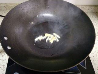 茶树菇鸡架汤,另起锅倒入少许油，下入姜丝炒香