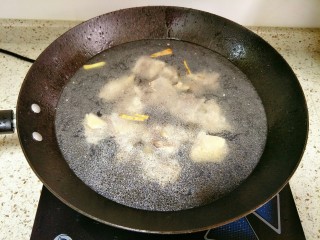 茶树菇鸡架汤,加入清水没过鸡架