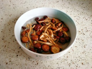 茶树菇鸡架汤,茶树菇用温水浸泡10分钟