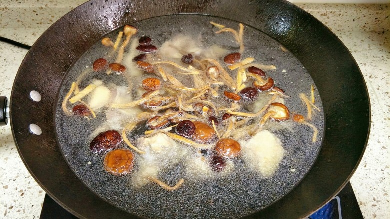 茶树菇鸡架汤,加入茶树菇