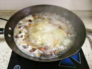 茶树菇鸡架汤,大火烧开后转中小火煮半个小时
