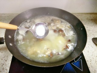 茶树菇鸡架汤,加入盐、鸡精调味
